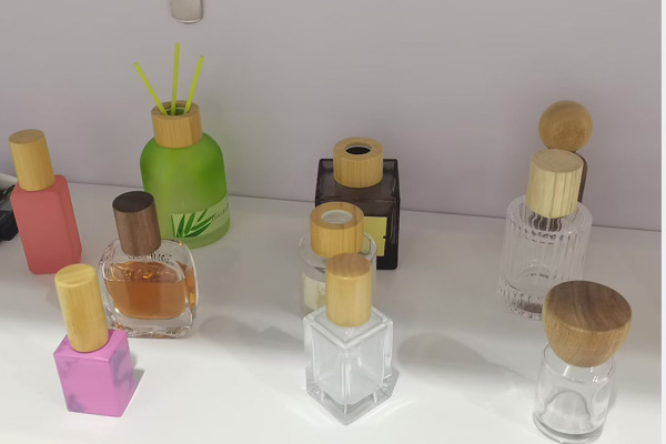 Perfume bamboo and wood cap