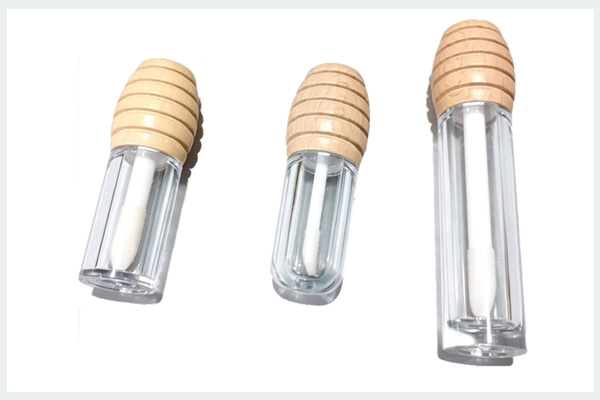 Lip gloss bamboo and wood cap